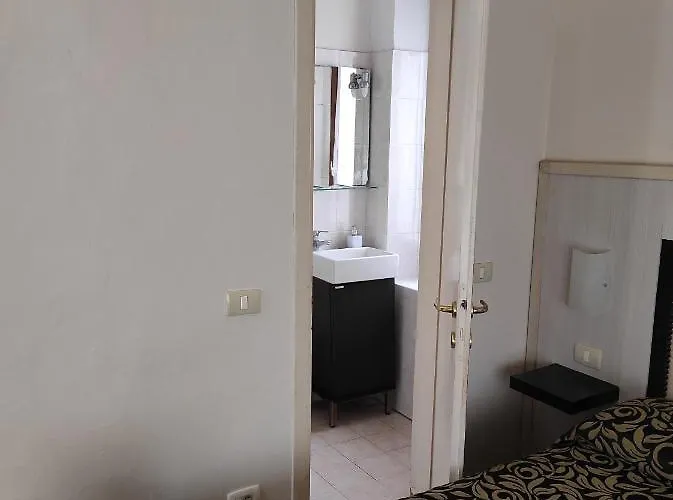 Florence Room B&B 3* فلورنس